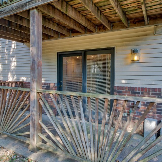 Walnut Springs - Resident spacious courtyard